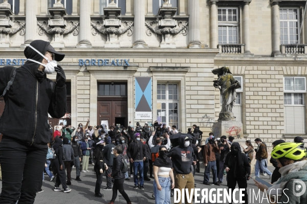 Une manifestation sauvage à la fin de la 10 ème manifestation unitaire contre la réforme des retraites s élance dans les rues de Bordeaux.