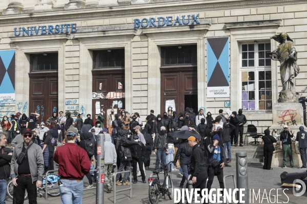 Une manifestation sauvage à la fin de la 10 ème manifestation unitaire contre la réforme des retraites s élance dans les rues de Bordeaux.