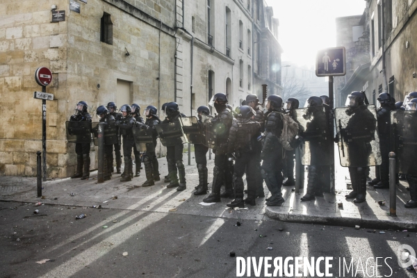 Une manifestation sauvage à la fin de la 10 ème manifestation unitaire contre la réforme des retraites s élance dans les rues de Bordeaux.