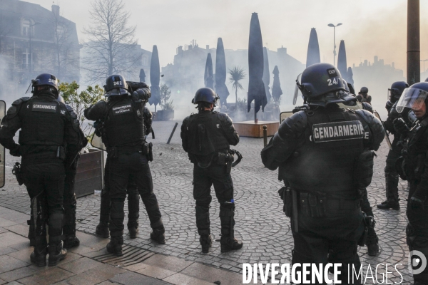 Une manifestation sauvage à la fin de la 10 ème manifestation unitaire contre la réforme des retraites s élance dans les rues de Bordeaux.
