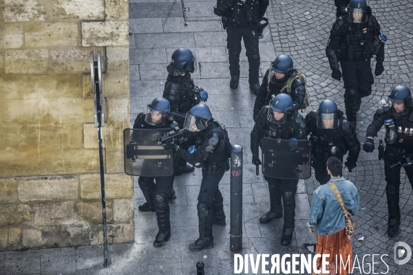 Une manifestation sauvage à la fin de la 10 ème manifestation unitaire contre la réforme des retraites s élance dans les rues de Bordeaux.