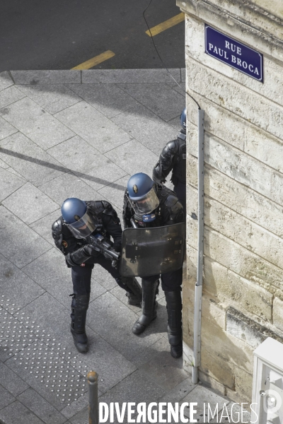 Une manifestation sauvage à la fin de la 10 ème manifestation unitaire contre la réforme des retraites s élance dans les rues de Bordeaux.