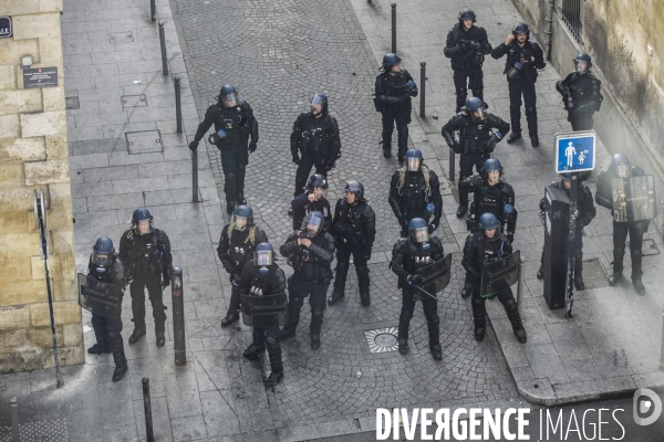 Une manifestation sauvage à la fin de la 10 ème manifestation unitaire contre la réforme des retraites s élance dans les rues de Bordeaux.