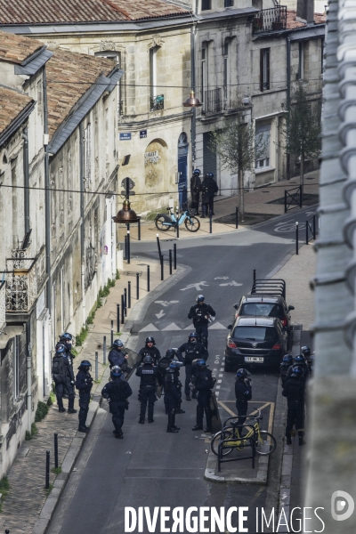 Une manifestation sauvage à la fin de la 10 ème manifestation unitaire contre la réforme des retraites s élance dans les rues de Bordeaux.