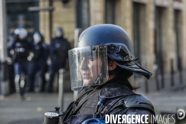 Une manifestation sauvage à la fin de la 10 ème manifestation unitaire contre la réforme des retraites s élance dans les rues de Bordeaux.