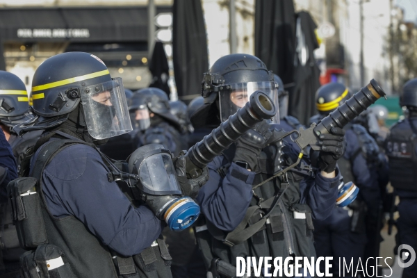 Une manifestation sauvage à la fin de la 10 ème manifestation unitaire contre la réforme des retraites s élance dans les rues de Bordeaux.