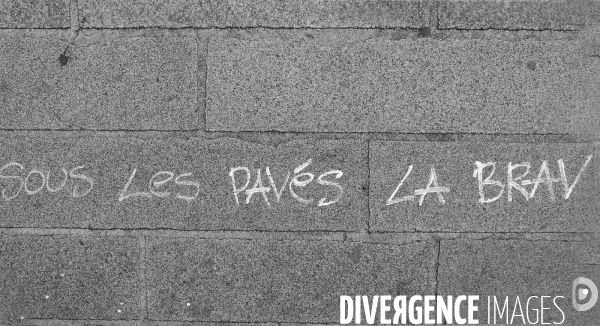 Reforme des retraites : des tags sur les pavés de la place de la Bastille