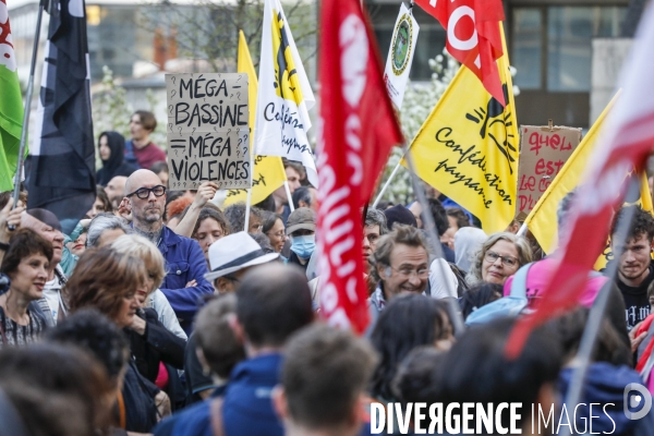 Rassemblement devant toutes les préfectures de France à l appel des Soulèvements de la terre contre la violence à Sainte-soline