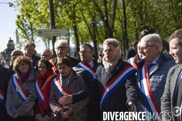 Des elus de gauche remettent une lettre contre la reforme des retraites à l Elysee