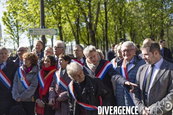 Des elus de gauche remettent une lettre contre la reforme des retraites à l Elysee