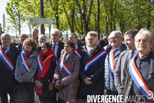 Des elus de gauche remettent une lettre contre la reforme des retraites à l Elysee