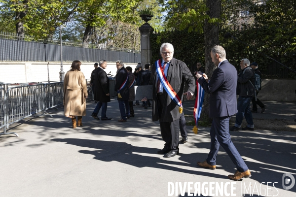 Des elus de gauche remettent une lettre contre la reforme des retraites à l Elysee