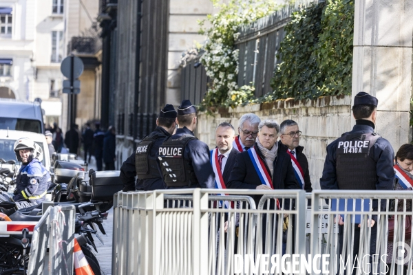 Des elus de gauche remettent une lettre contre la reforme des retraites à l Elysee