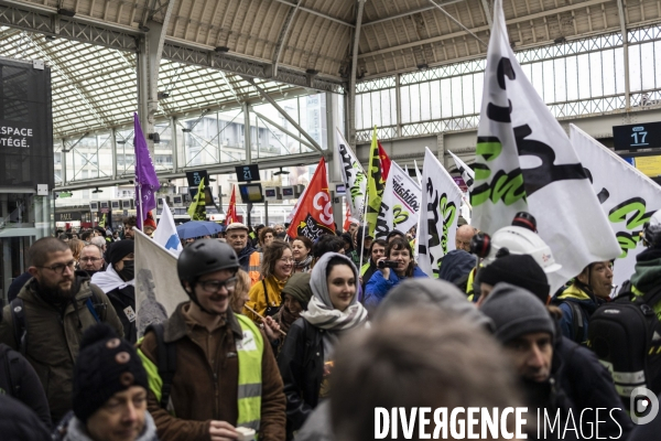 Des manifestants envahissent les locaux de BlackRock