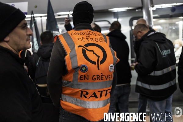 Des manifestants envahissent les locaux de BlackRock