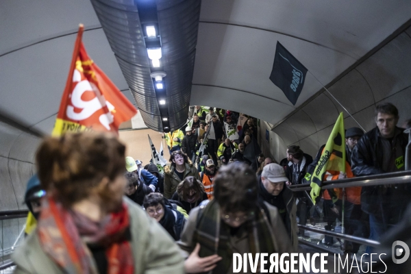 Des manifestants envahissent les locaux de BlackRock