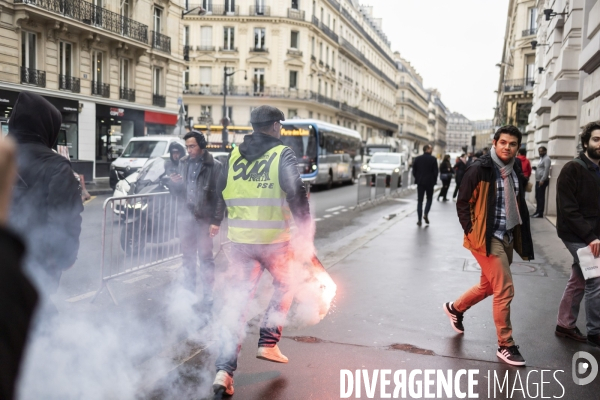 Des manifestants envahissent les locaux de BlackRock