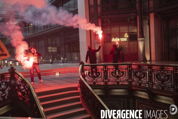 Des manifestants envahissent les locaux de BlackRock