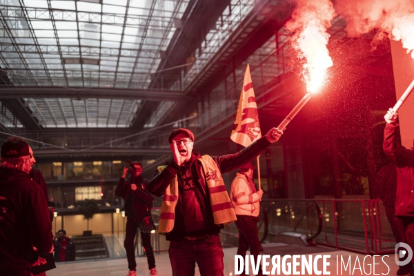 Des manifestants envahissent les locaux de BlackRock