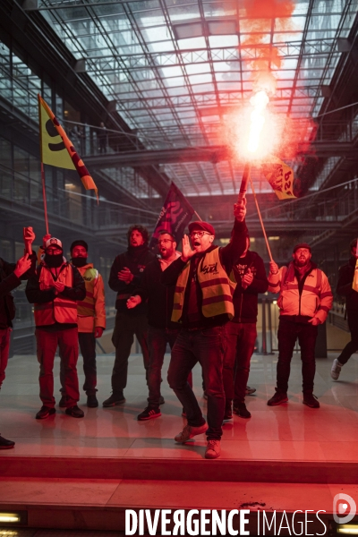 Des manifestants envahissent les locaux de BlackRock