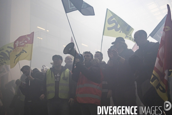 Des manifestants envahissent les locaux de BlackRock