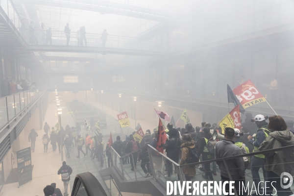 Des manifestants envahissent les locaux de BlackRock