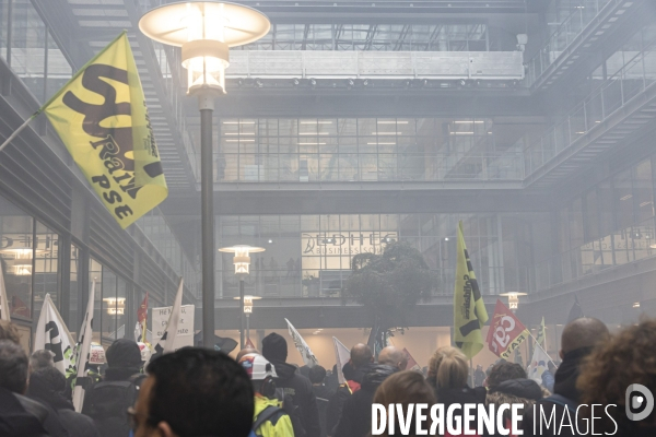 Des manifestants envahissent les locaux de BlackRock