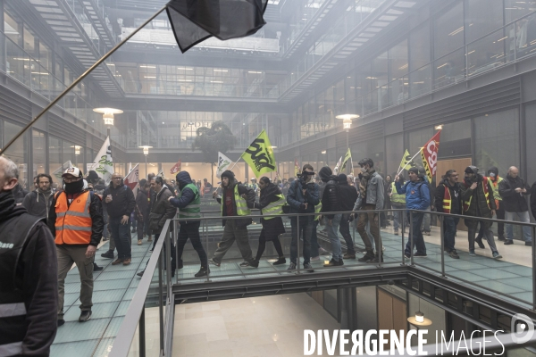 Des manifestants envahissent les locaux de BlackRock
