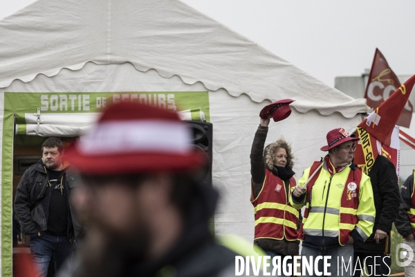 Sophie Binet, piquet de grève devant Storengy