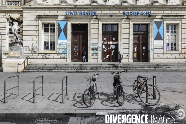 Tags et graffitis pendant les manifestations contre la réforme des retraites.
