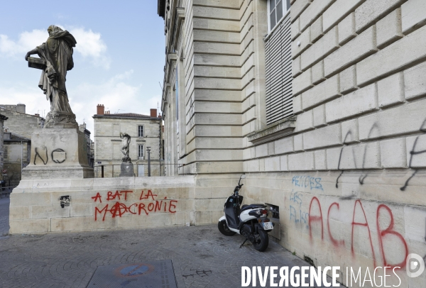 Tags et graffitis pendant les manifestations contre la réforme des retraites.