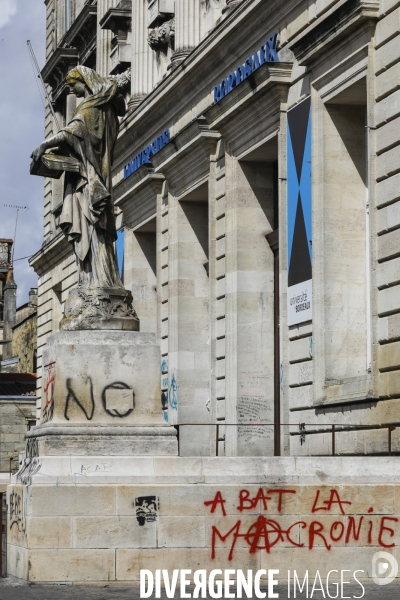 Tags et graffitis pendant les manifestations contre la réforme des retraites.