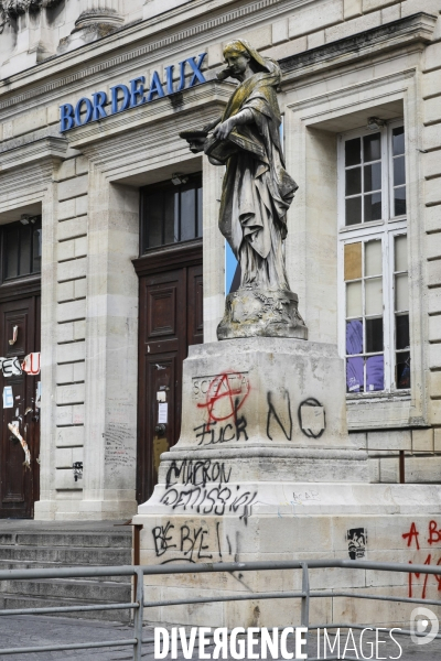 Tags et graffitis pendant les manifestations contre la réforme des retraites.