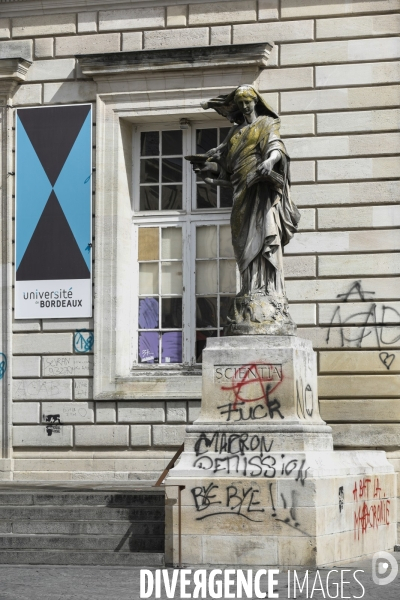 Tags et graffitis pendant les manifestations contre la réforme des retraites.