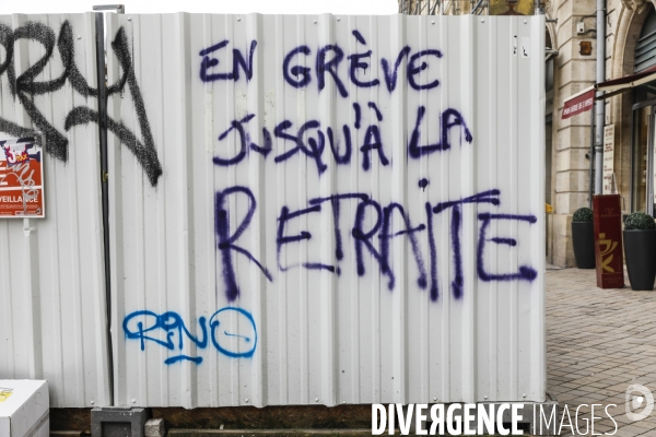 Tags et graffitis pendant les manifestations contre la réforme des retraites.