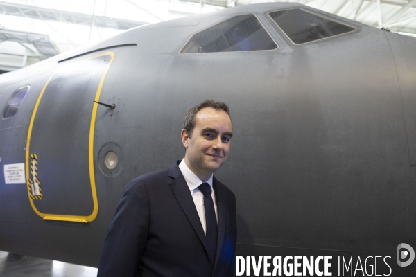 Sébastien Lecornu, ministre des Armées, sur la base aérienne 105 d Évreux