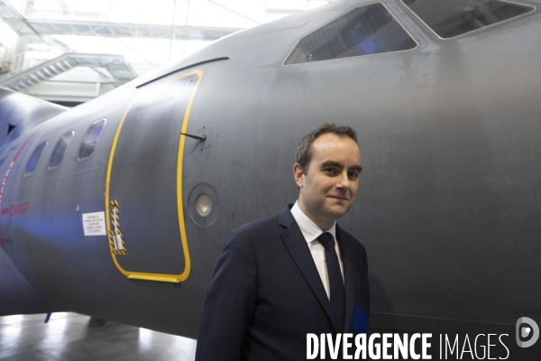 Sébastien Lecornu, ministre des Armées, sur la base aérienne 105 d Évreux