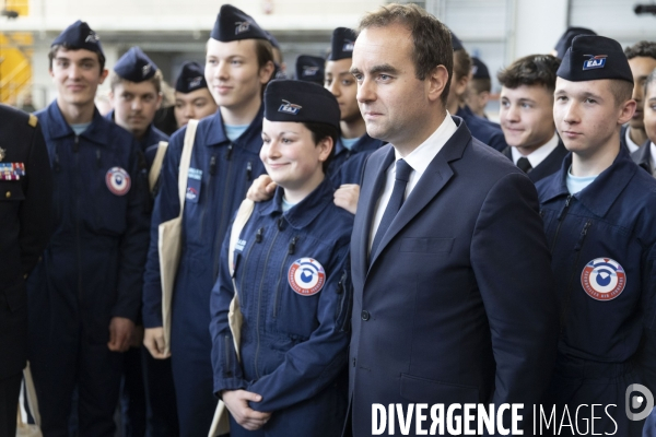 Sébastien Lecornu, ministre des Armées, sur la base aérienne 105 d Évreux