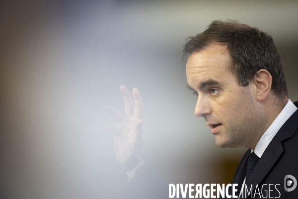 Sébastien Lecornu, ministre des Armées, sur la base aérienne 105 d Évreux