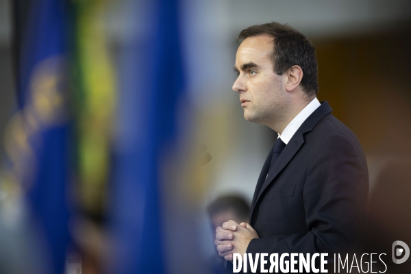 Sébastien Lecornu, ministre des Armées, sur la base aérienne 105 d Évreux