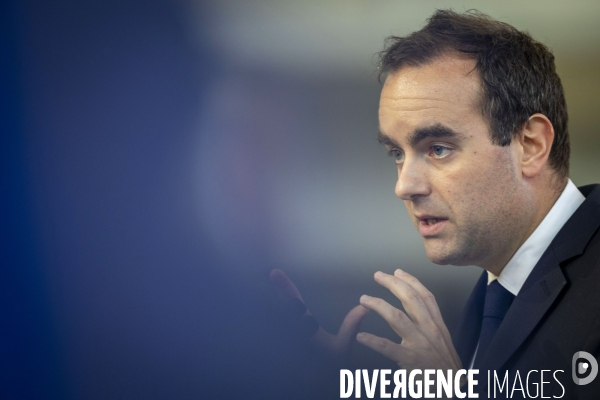 Sébastien Lecornu, ministre des Armées, sur la base aérienne 105 d Évreux