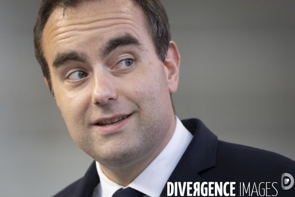 Sébastien Lecornu, ministre des Armées, sur la base aérienne 105 d Évreux