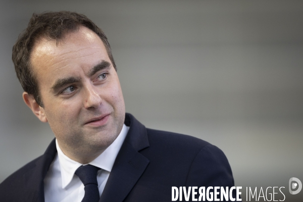 Sébastien Lecornu, ministre des Armées, sur la base aérienne 105 d Évreux