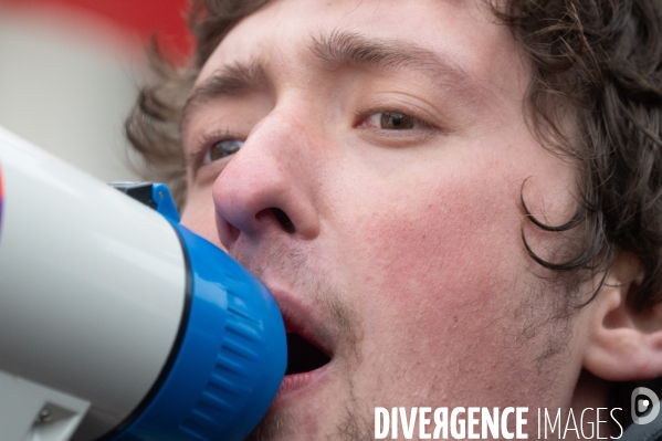 Regard de manifestants. Manifestation contre la réforme des retraites.