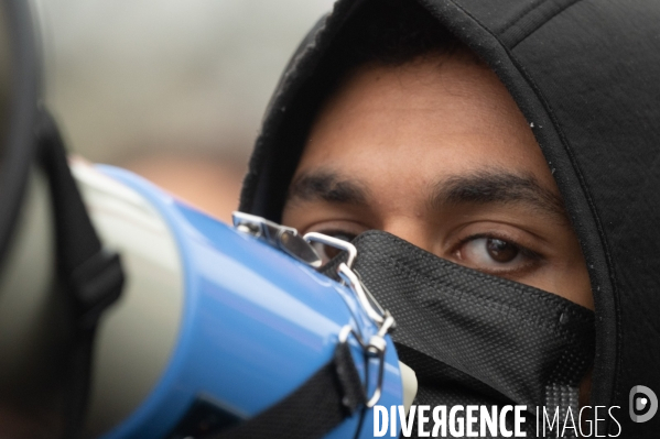 Regard de manifestants. Manifestation contre la réforme des retraites.