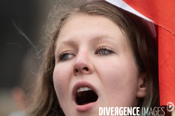 Regard de manifestants Manifestation contre la réforme des retraites.