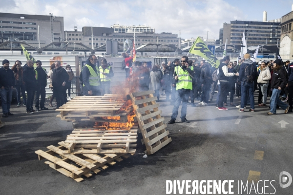 Reforme des retraites - AG Cheminots et envahissement du siege de LVMH