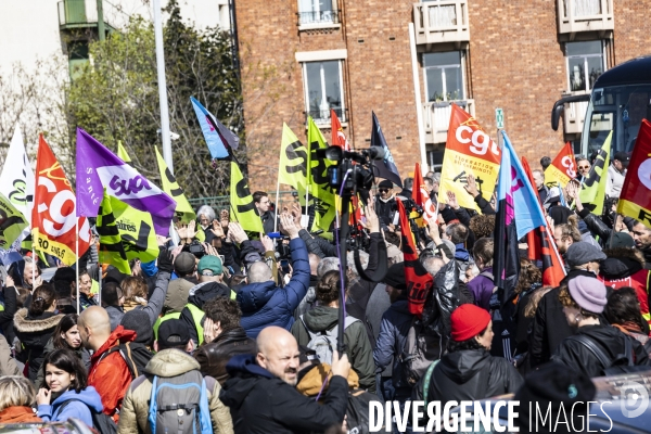 Reforme des retraites - AG Cheminots et envahissement du siege de LVMH