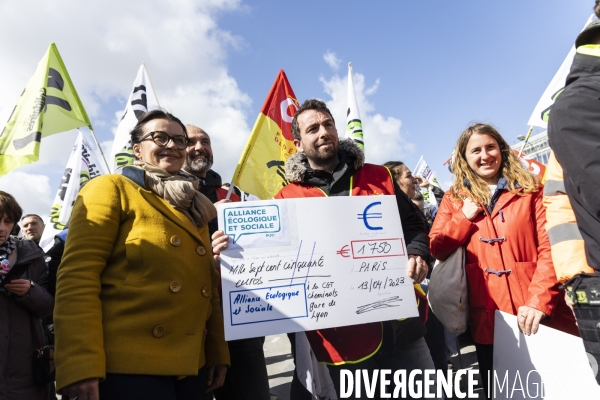 Reforme des retraites - AG Cheminots et envahissement du siege de LVMH