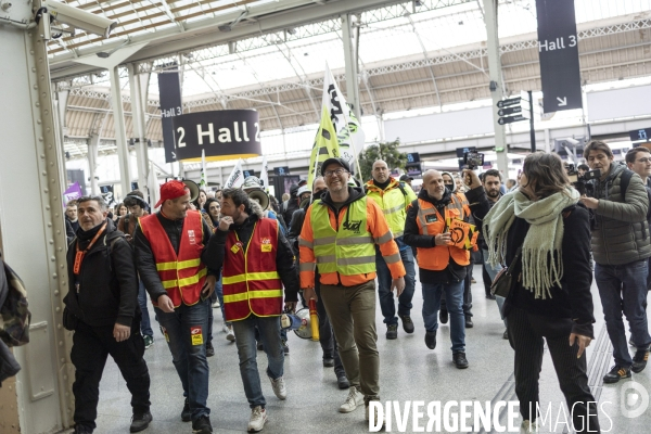 Reforme des retraites - AG Cheminots et envahissement du siege de LVMH